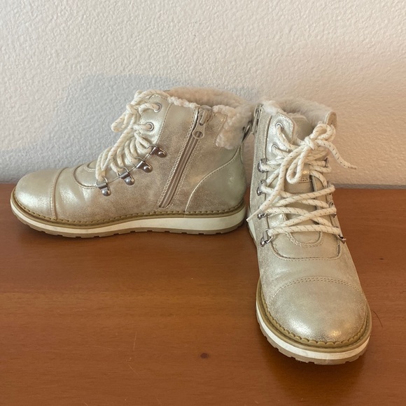 Cat & Jack Other - Like new! Gold Snow Boots | Cat & Jack size 4 (fits woman size 6)